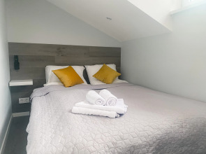 Студия с видом на озеро и горы на улице ГЭС