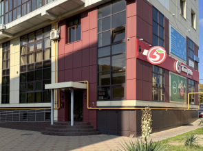 Апартаменты с балконом у реки рядом с пляжем