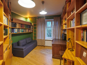 Квартира старинная мебель в лучах солнца