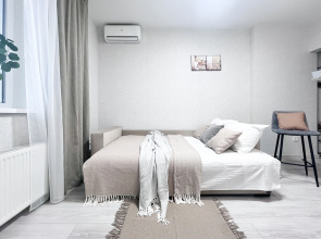 Prekrasnaya Studiya Dlya Dvoikh S Lodzhiey V Batayske Apartments