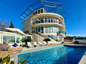 Квартира Сапфир с бассейном и видом на лес