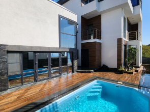 S Dizaynerskim Remontom Villa