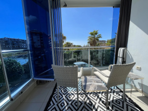 Y Morya 320 m S Balconom Apartments