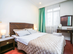 V Tsentre Ploschad' Pobedyi Apartments