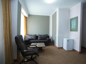 Отель Цахкаовит