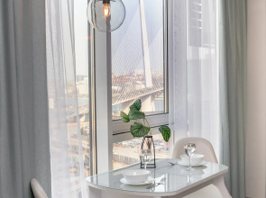 Апартаменты на высоком этаже с видом на мост, недалеко от центра. Брянская 18.