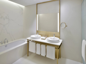 Отель Vida Creek Harbour