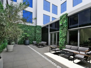 Отель Lemon Tree Hotel Jumeirah Dubai