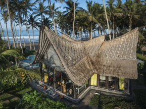 Absolute Beachfront Villa Laut