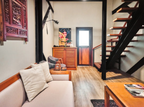 Отель Prince Theatre Heritage Stay