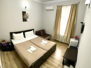 Отель Qeroli old town