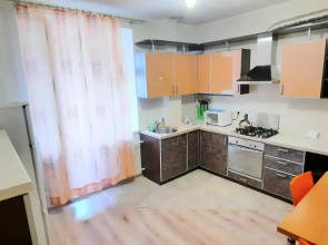 Квартира Уютная с большой кухней и лоджией в центре