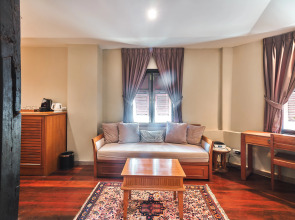 Отель Prince Theatre Heritage Stay