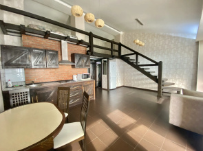 Dvukhurovnevye S Balkonom Apartments