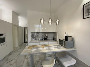 Апартаменты в современном стиле с камином