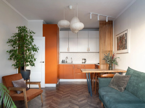 S balkonom na ulitse Krasutskogo Apartments