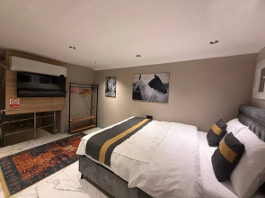 Cozy Duplex with a Private Terrace near the Metro Apartments