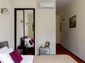 Ларго у Невского проспекта