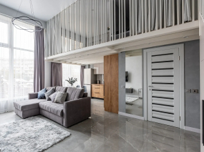 Dvukhurovnevaya s Panoramnymi Oknami Flat