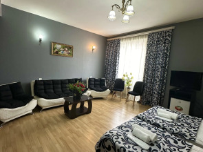 Отель Qeroli old town