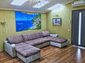 Представительская видовая двухкомнатная квартира с балконами на Набережной Ялты