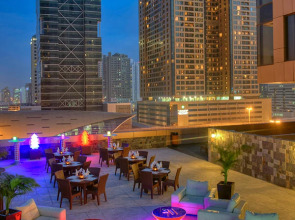 Отель Two Seasons Hotel & Apartments