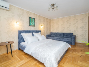 Ladgorna Trekhkomnatnaya v Tsentre Flat