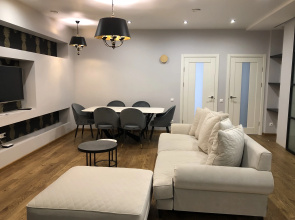 Апартаменты 4-комнатные HomeApart Сторожовская, 6