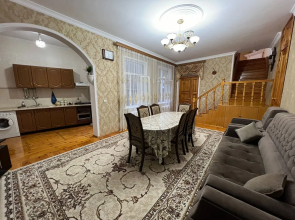 Na 8 Chelovek Private House