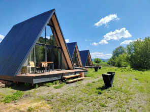 Шале двухэтажный А-фрейм с панорамным остеклением и террасой