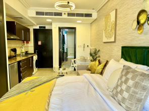 Апартаменты Cosmos Living Sleek and Stylish GCV2