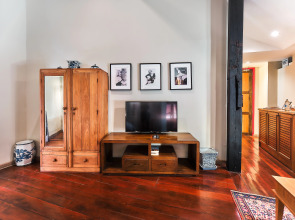 Отель Prince Theatre Heritage Stay