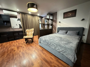 S Saunoy I Dzhakuzi V Tsentre Flat