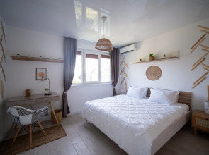 Частный Дом с Бассейном Мансардой и Видом на Горы