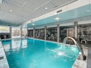Semeinye u morya s basseinom Apartment