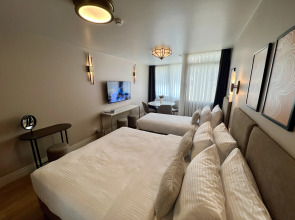 Отель Weingart Suites