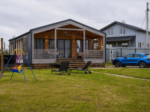 S Panoramnymi Oknami U Ozera Private House