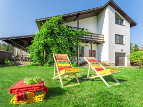 S Banei i Basseinom Ryadom s Ozerom v Podmoskove Private House