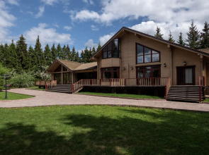 Derevyannyij Kottedzh S Bassejnom I Banej Guest House