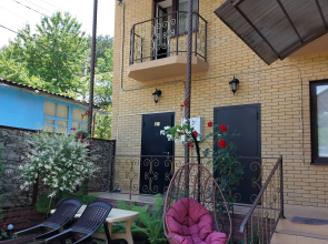 U Steklyannoy Strui Guest House