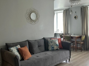 V Stile Mid Century Flat