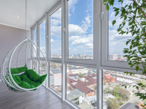 Апартаменты с панорамным видом на город, с большим телевизором (65 дюймов) и Алисой. Встречайте рассветы!