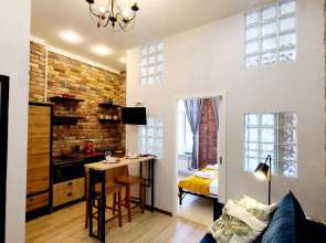 Апартаменты на Большом 13 Два Окна в Спальне