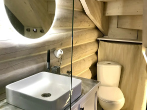 Частный дом Дом на скале с видом на озеро.