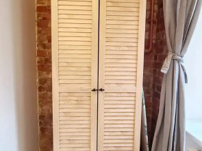 Апартаменты на Большом 13 Два Окна в Спальне