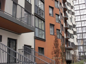 Апартаменты улучшенные в новом доме с качелей