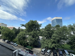 Апартаменты трехкомнатные на Океанском проспекте 140