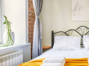 Апартаменты на Большом 13 Два Окна в Спальне