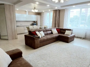 Апартаменты в центре с тремя спальнями на Червякова 55 рядом с парком Победы