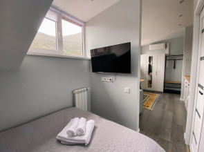 Студия с видом на озеро и горы на улице ГЭС